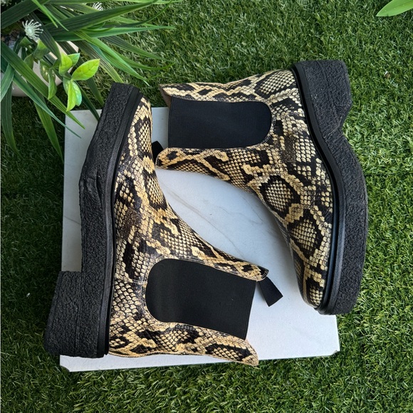 Loeffler Randall Raquel Chelsea Boots
$395.00
Color: Sahara women size 8 - Picture 7 of 14